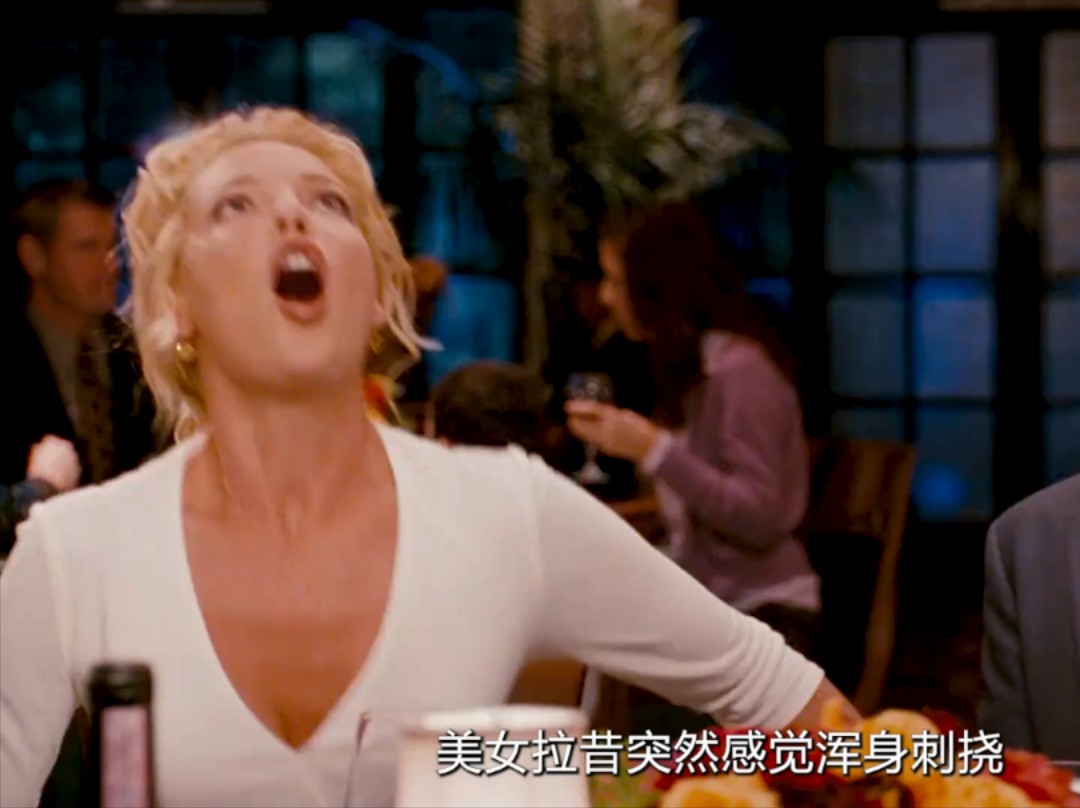 男孩意外按下开关，身旁女人瞬间坐立难安，差一点就跳了起来！