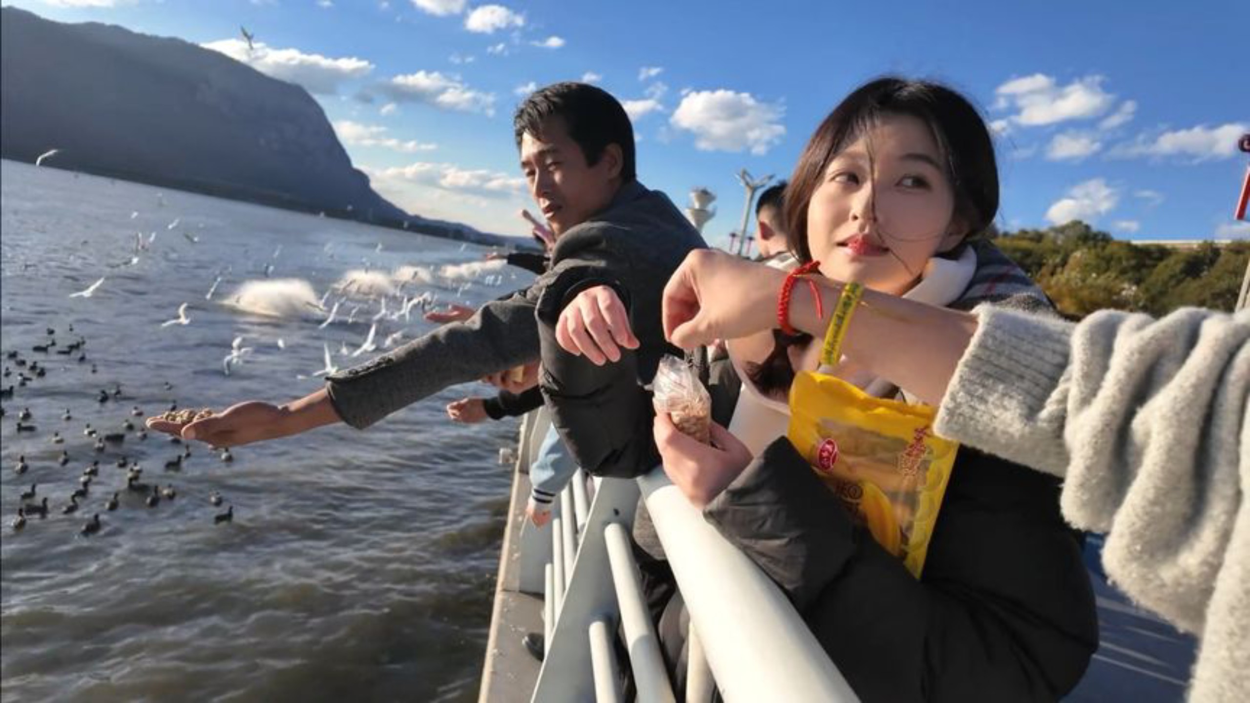 这就是一见钟情嘛!我感觉不是他长得帅，而是他的撩妹技术太牛了