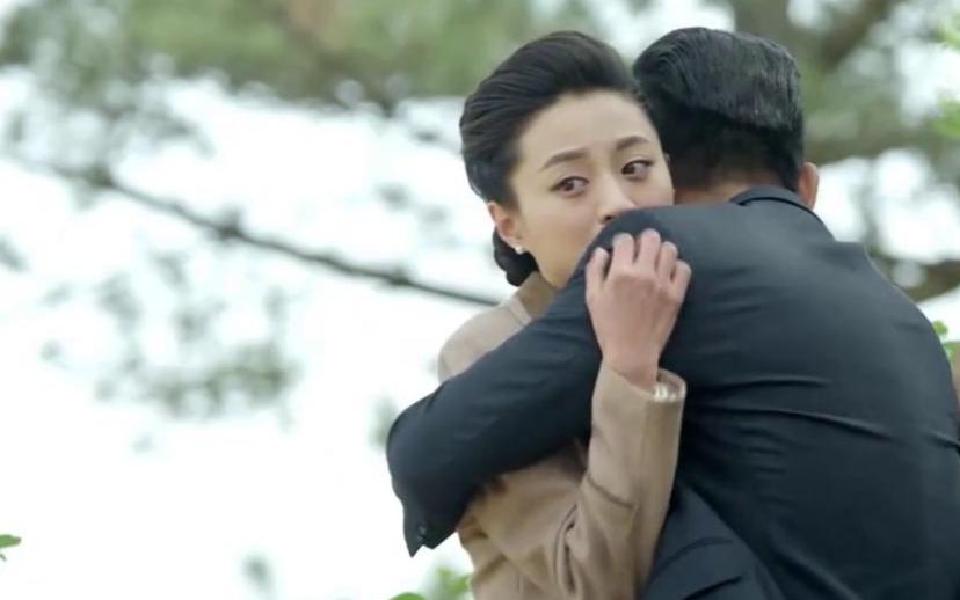 飞哥战队：美女与帅哥依依惜别，为了抗日必须舍弃爱情，大无畏啊