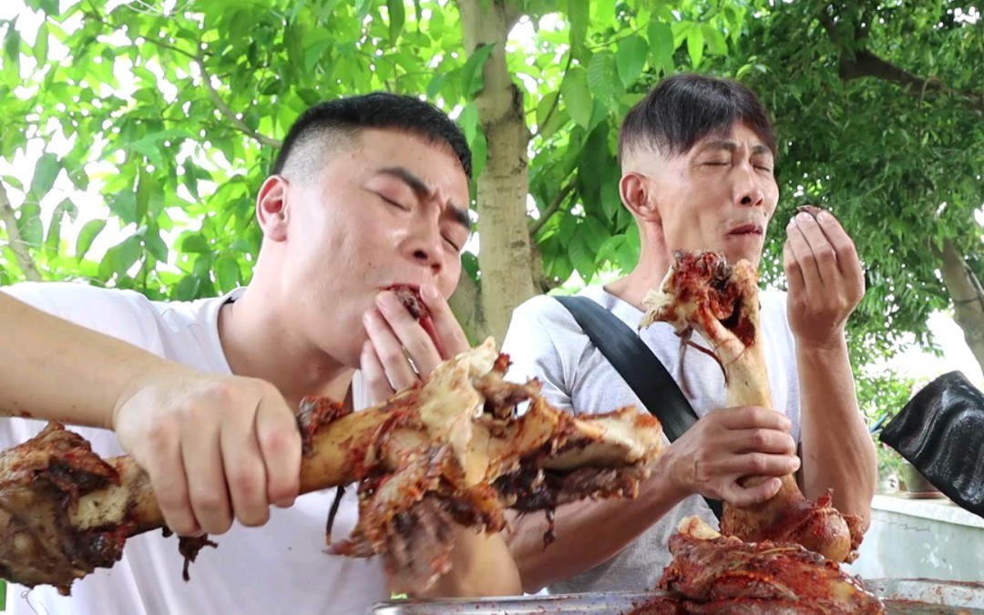 歪厨子女婿给老丈人卤了一根大牛腿，越吃越香