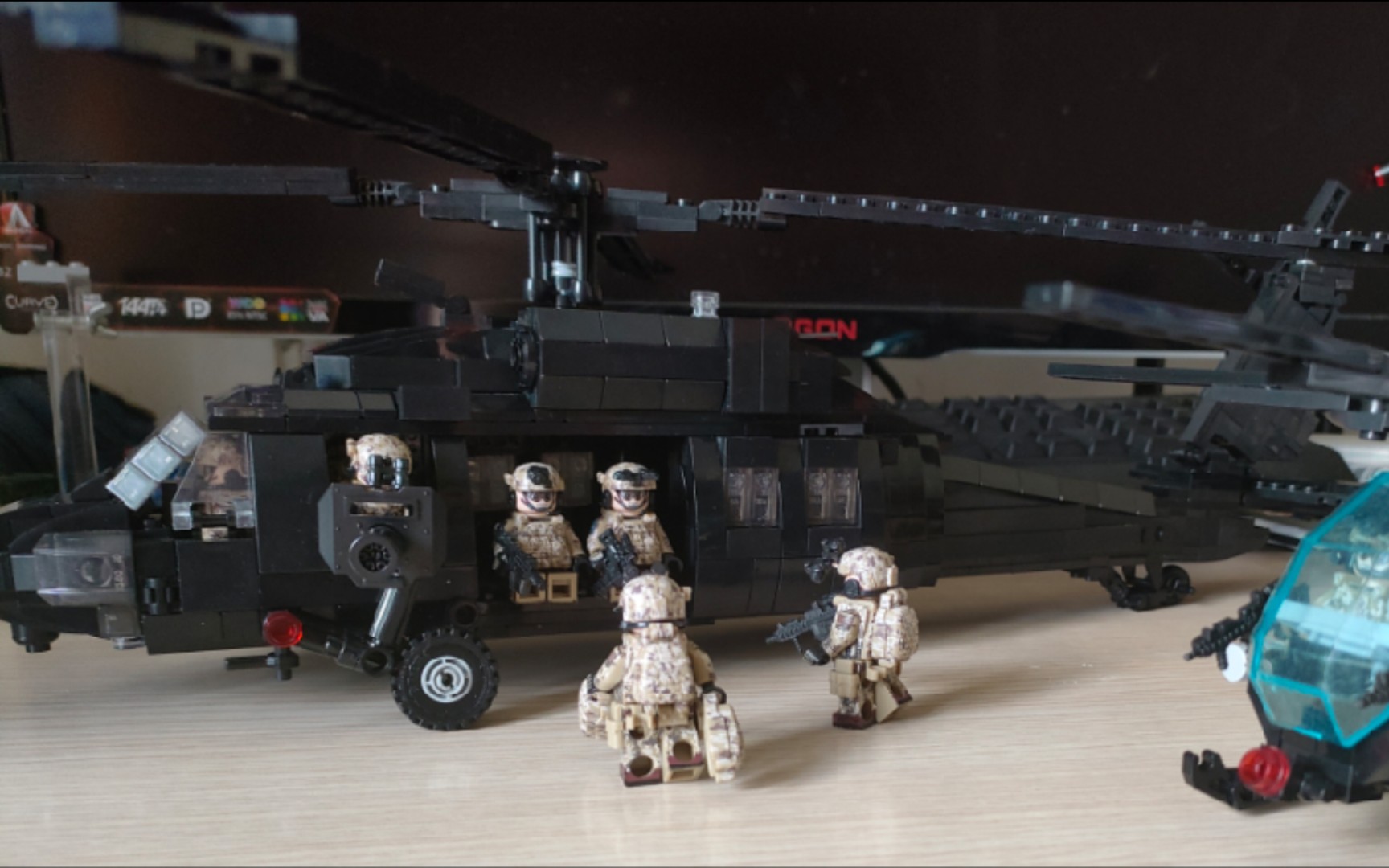 满载八人，空间很大的黑鹰直升机！Brickmania黑鹰直升机国产复刻展示评测