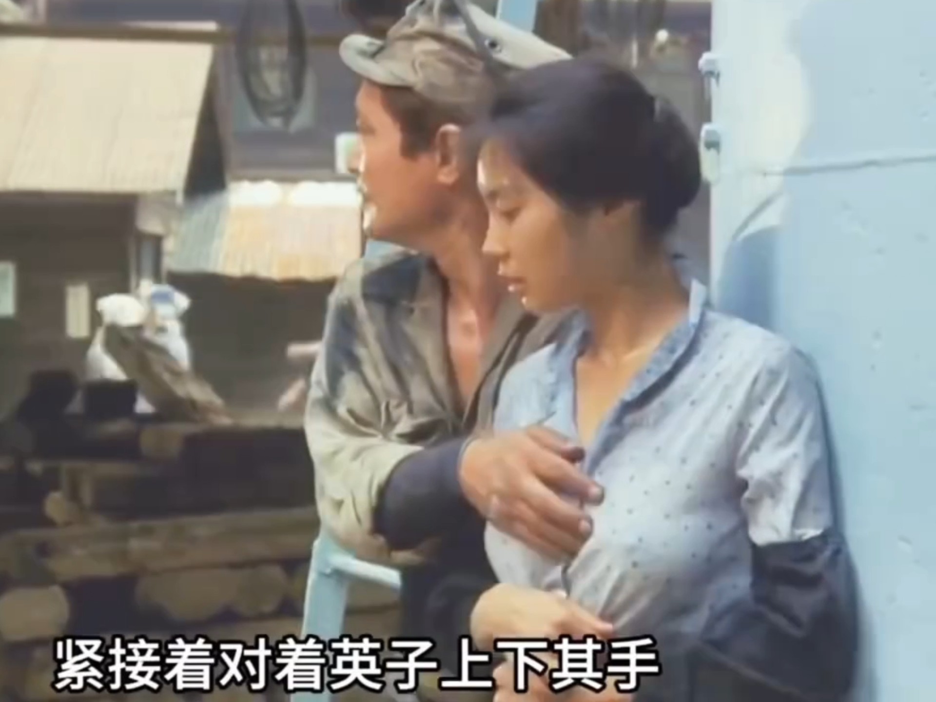 女人快速的从一名矿工手里接过一沓钱，简单的清点下数量后，说自己下个月就想办法还他