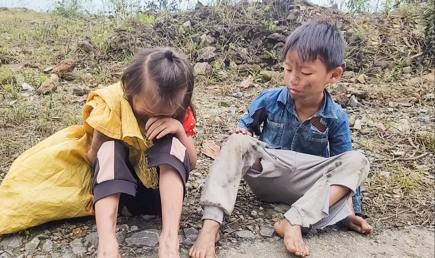 可怜的兄妹被妈妈抛弃，独自靠捡垃圾为生，看着太心酸了