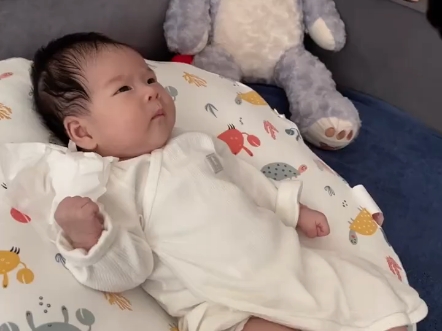 软软糯糯的女儿出生啦！ 在结婚的第六年  我们的试管宝宝出生啦 有了你 我们的世界更完整了