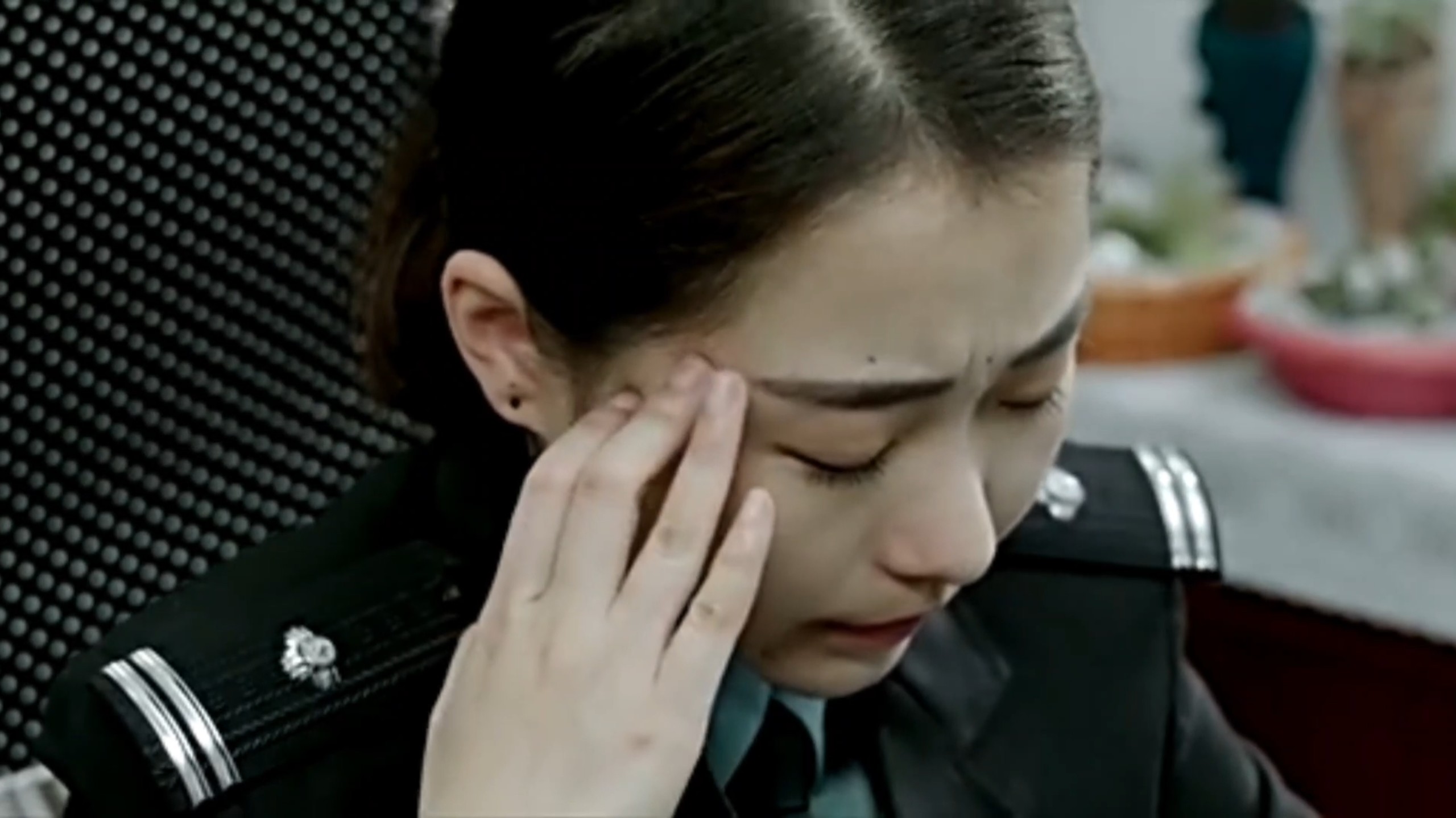 美女警察被罪犯迷晕