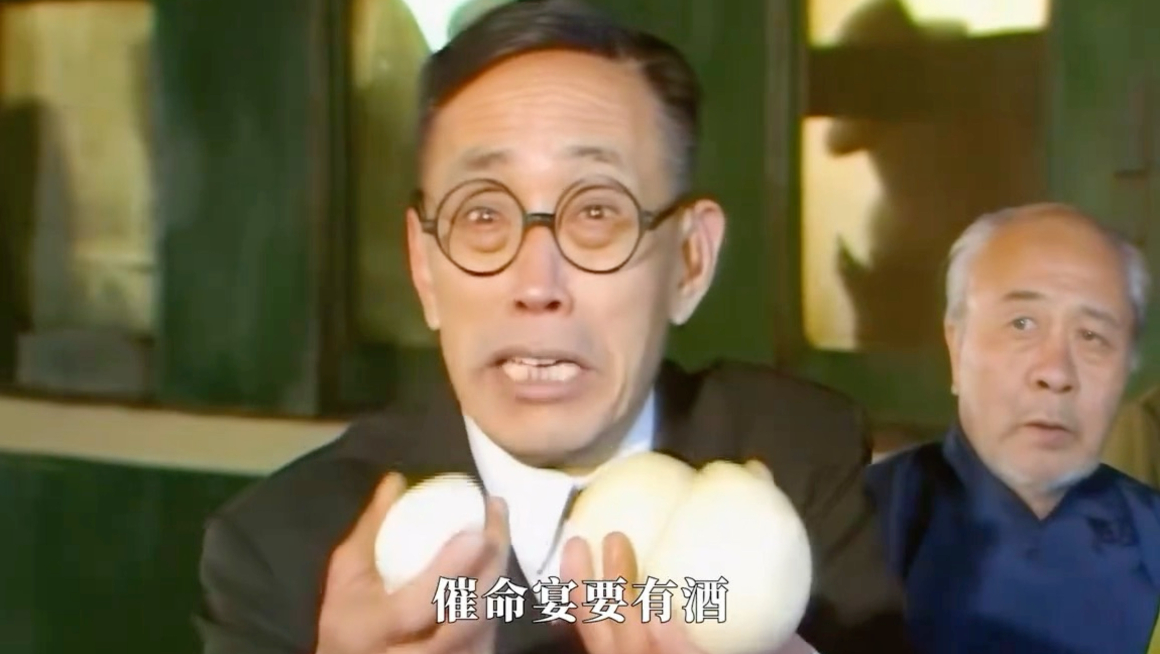“溥仪：你们懂不懂规矩，催命宴要有酒，我要酒！咸鸭蛋配馒头，你们这断头饭也太寒碜了！”末代皇帝溥仪！