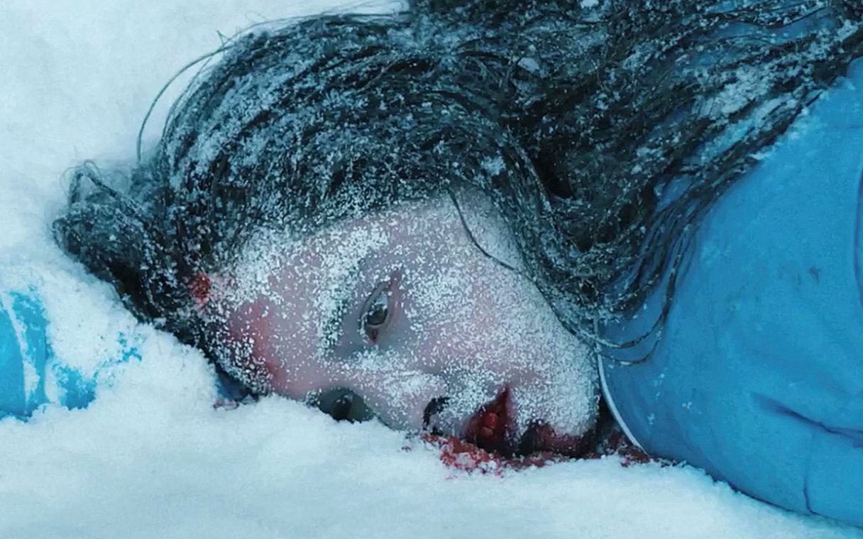 女孩为了逃命赤脚在零下30°的雪地里狂奔10公里，最终肺部被冻裂身亡。