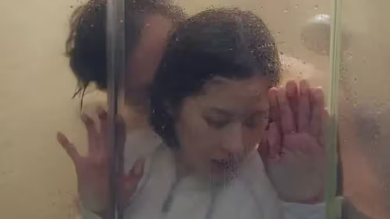 “都是为了孩子妈妈胸罩不穿了胸怀打开了，爸爸教你拉人垫背有事别自己扛就问你和解不和解！”，李秉宪都演这么拉的角色了，以前都是演高手大尺度韩国犯罪电影《无可奈何》