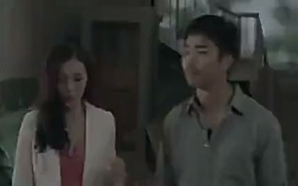 男女二人正在亲热，突然传来响声，吓坏了