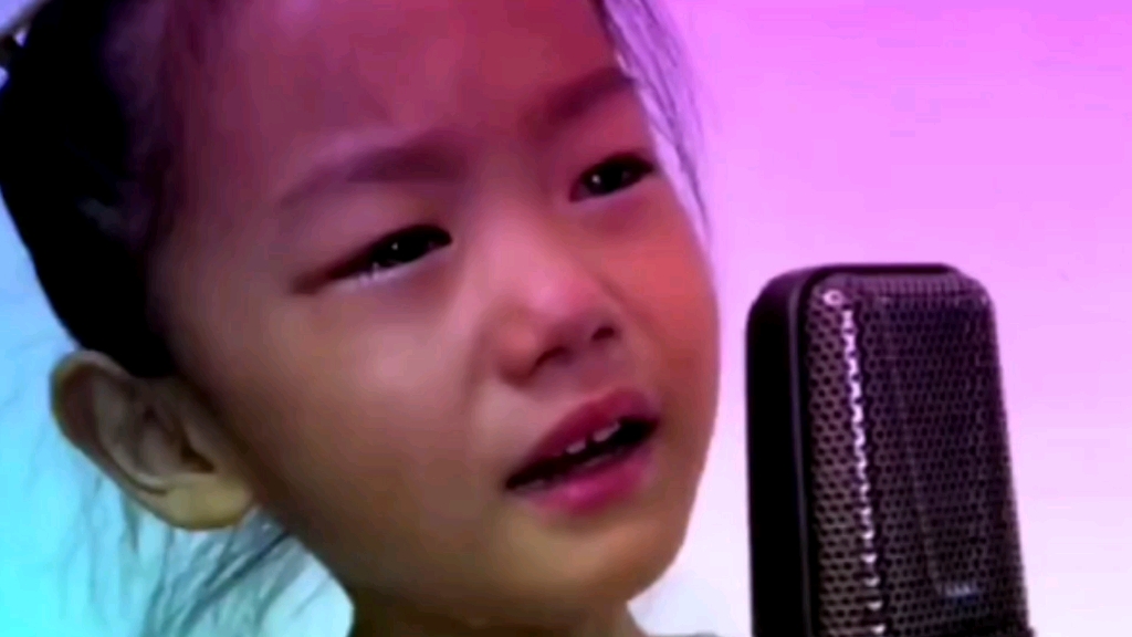 一首（妈妈不要离开我）唱哭了亿万父母。