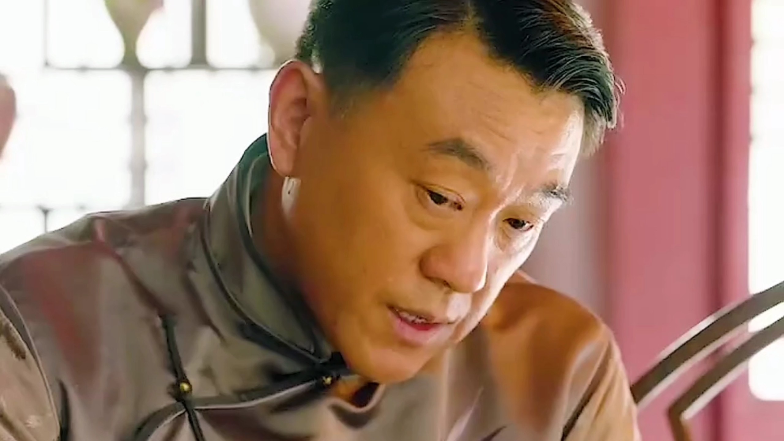 男人的老婆怀上了狗官的孩子，为此男人决定刺杀狗官！#影视剪辑#芝麻胡同
