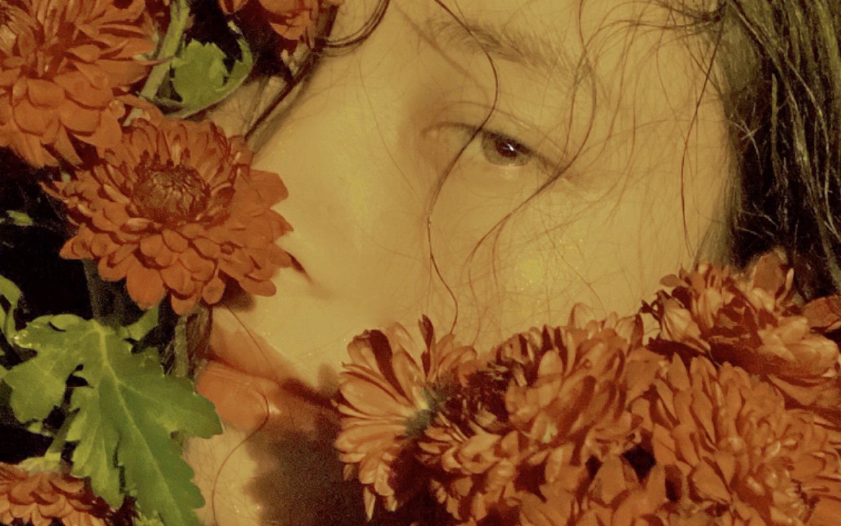 全网最穷女摄影师，拿手电筒在出租房自拍