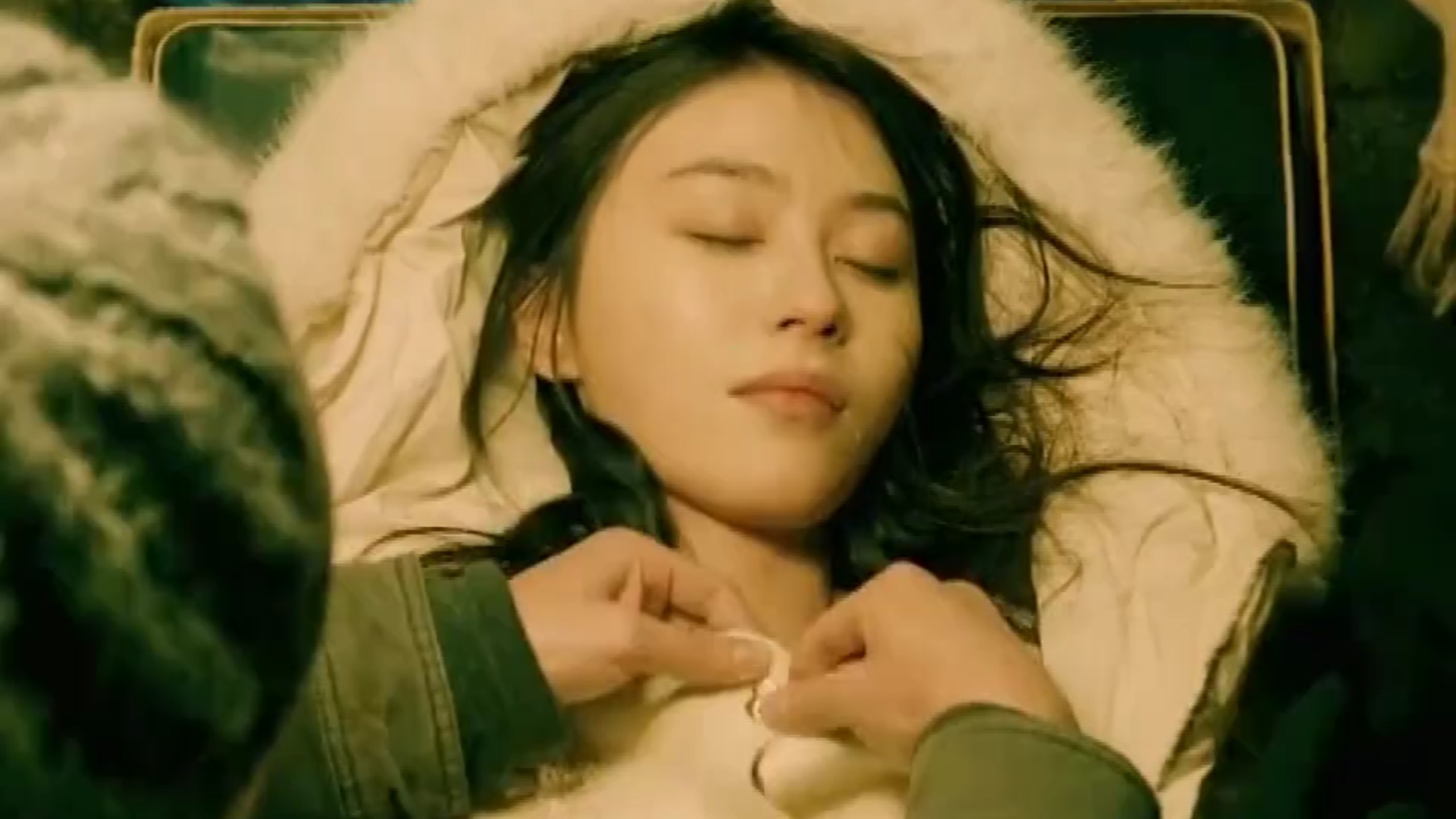 他们是怎么说服这个女孩？拍电影的啊。
