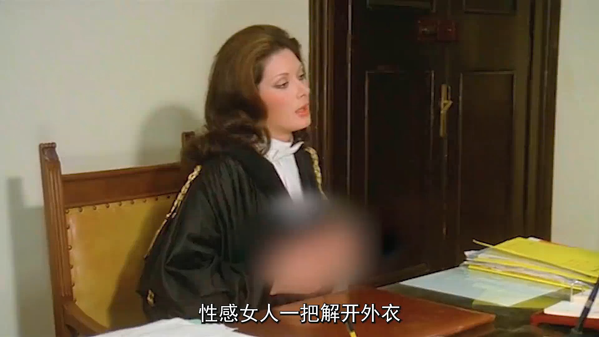 性感女法官勾引对手，不料却被对方拍下，就此身败名裂
