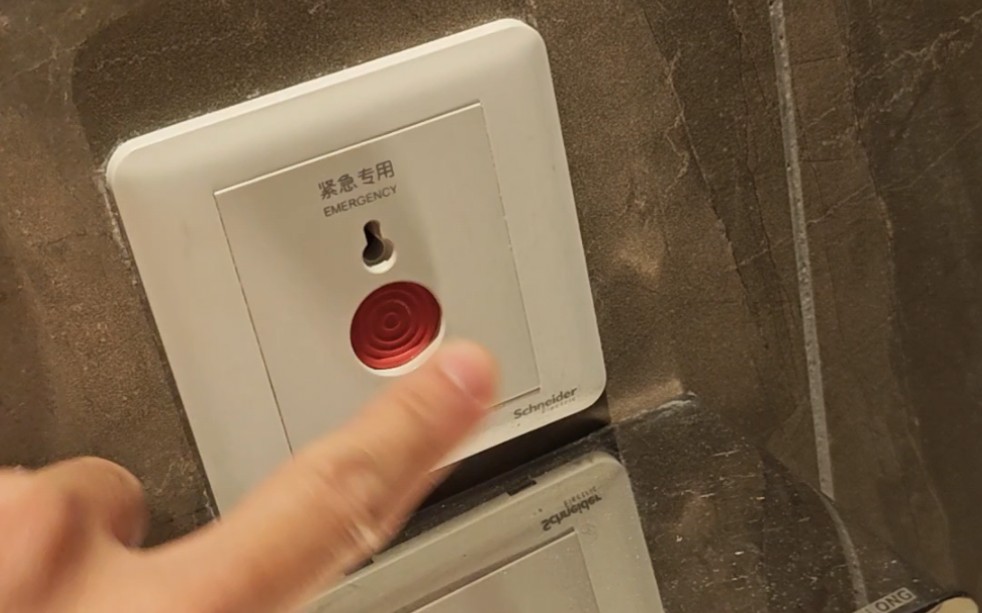 千万别乱按酒店厕所的紧急按钮！