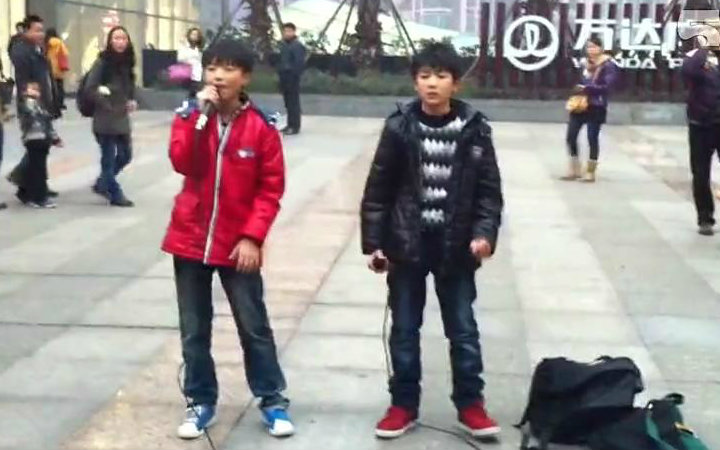 【高清】TF家族 王俊凯&amp;王源 街头演唱《人质》