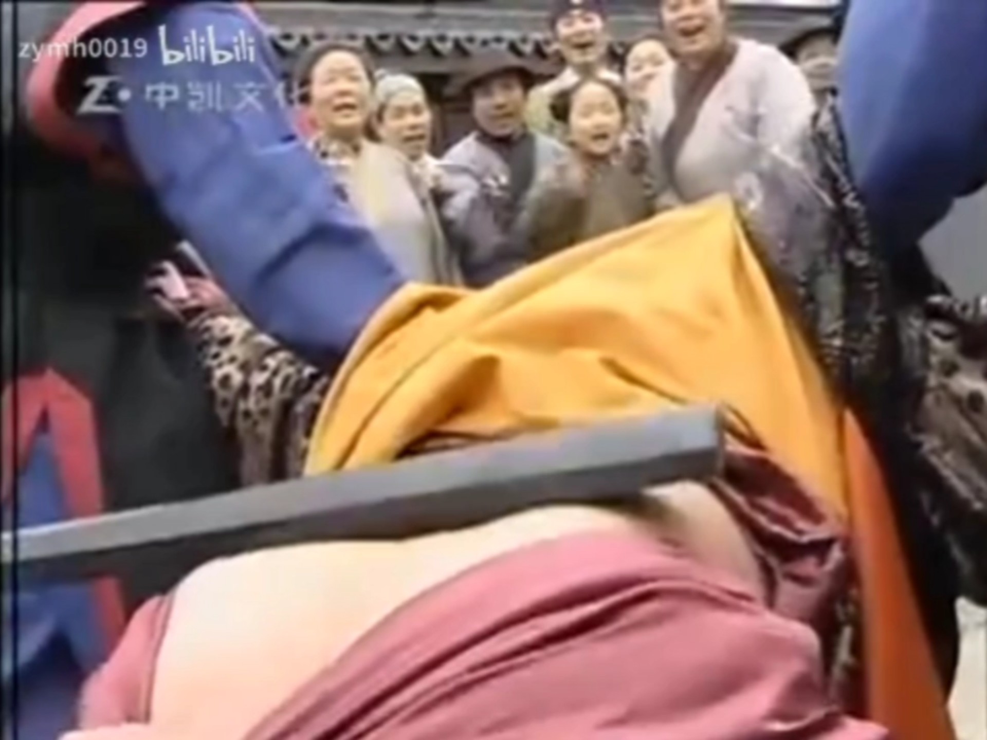 哄闹公堂被脱裤子打板子