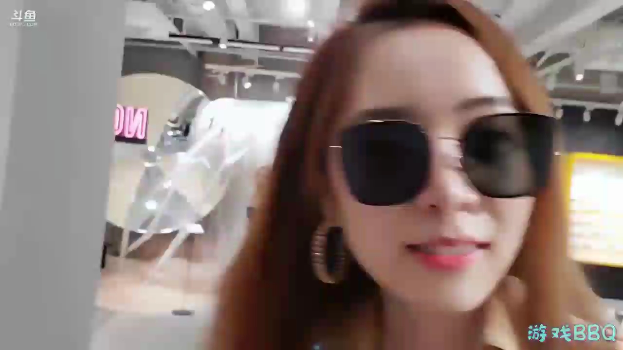 人美烧话多，余霜Rita俩坏女人试眼镜儿烧话连篇：你是粉的，我是黑的，不，我是绿的？？？