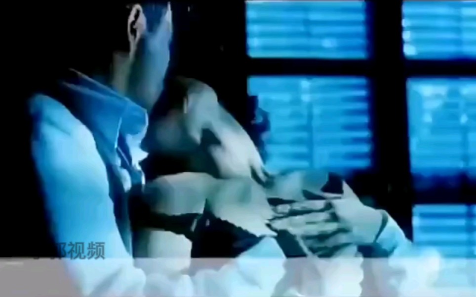 激情吻戏大尺度，俩兄弟同时爱上一个女的结果……
