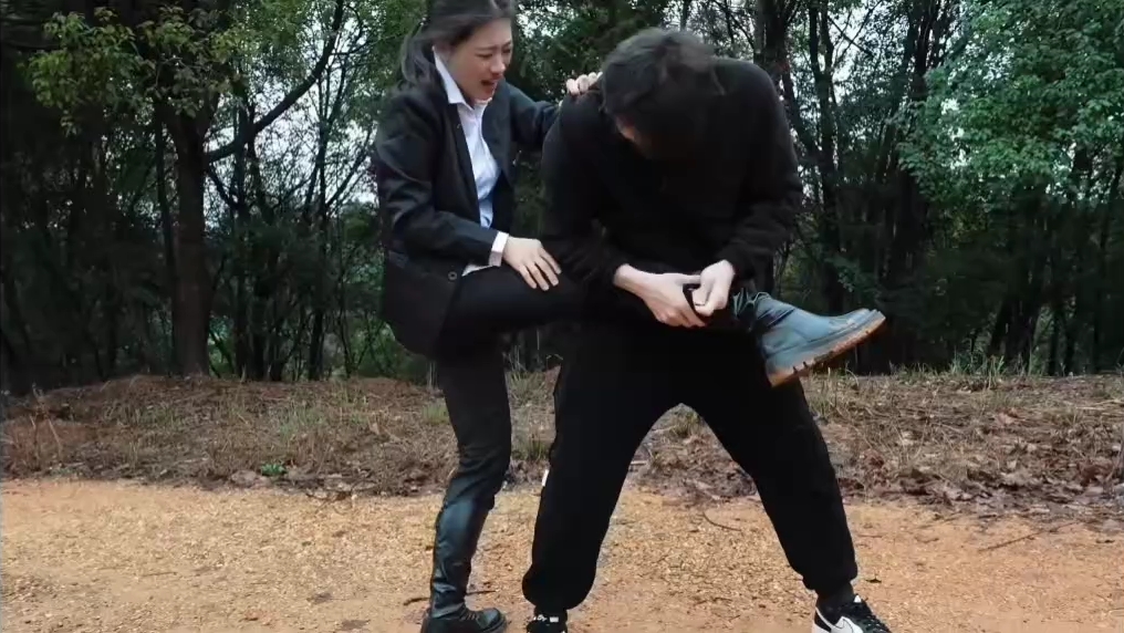 长靴女警被修理工脱靴检查