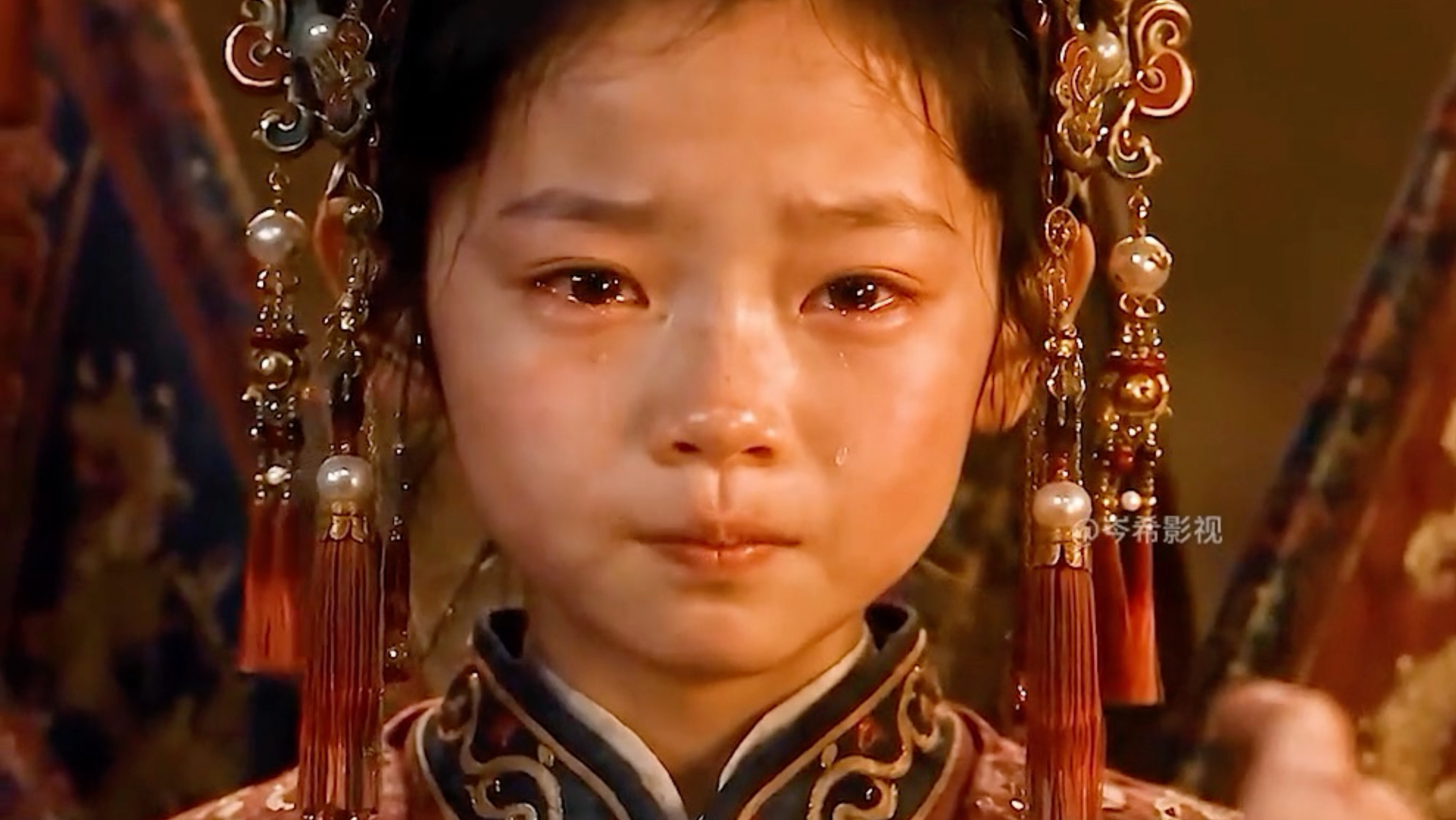 村民被邪祟缠身，女孩穿上戏服为他们驱邪除祟！