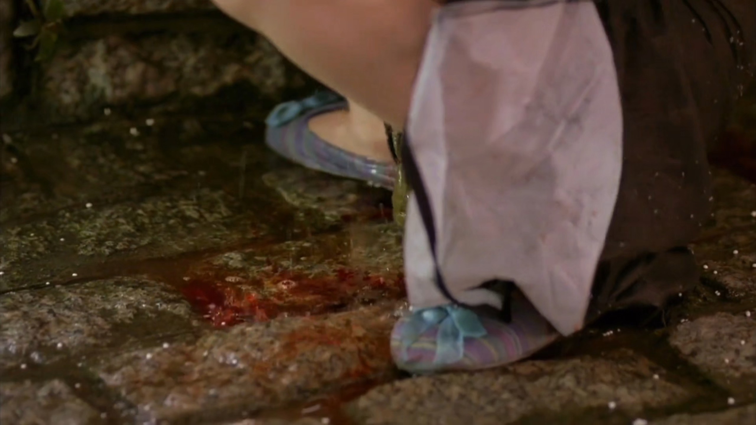 “女友被强奸至黄体破裂男友只能挨揍，以前这种事在香港很常见”