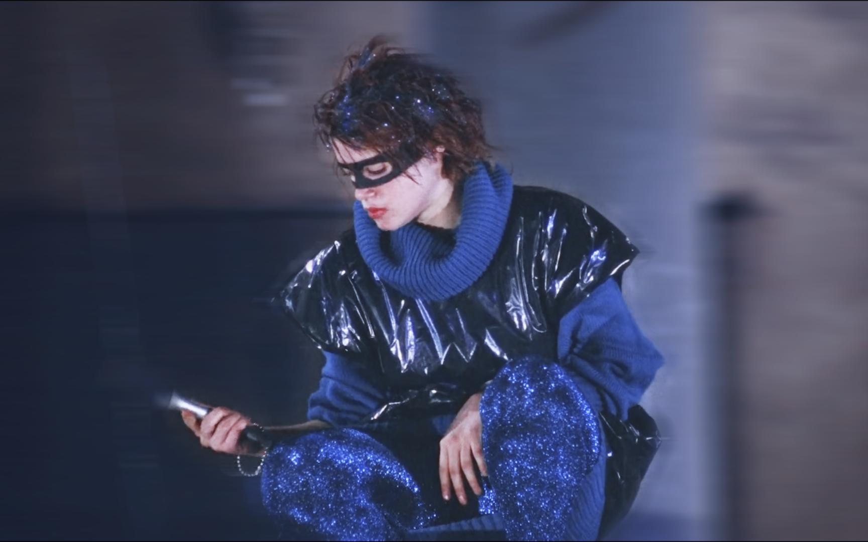 “套上垃圾袋，涂黑双眼，和我一起逃离疯人院。”