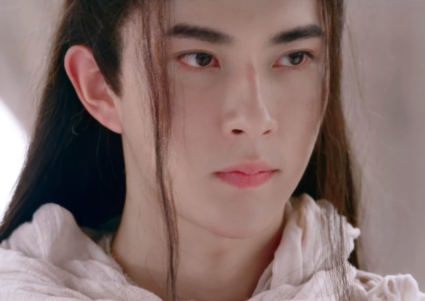 披个破麻袋也能惊艳世人，怎奈被豺狼盯上了