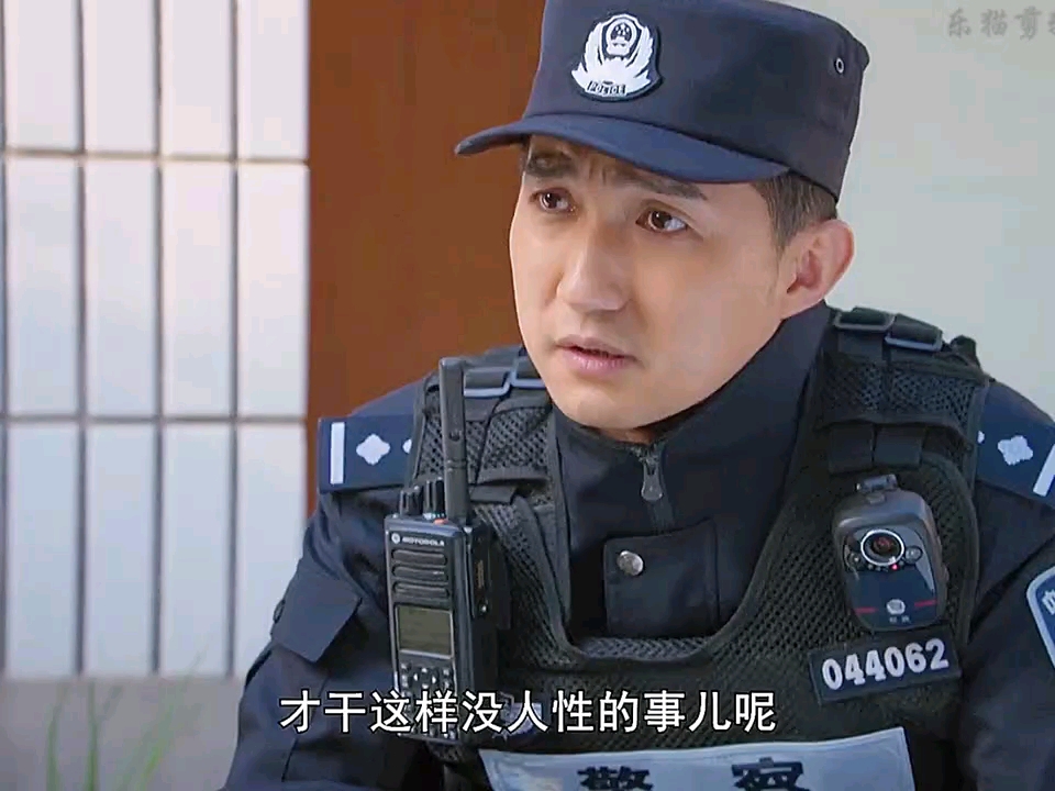 傻子报警有人干坏事，警方调查后发现惊天秘密！ #神仙剪刀手 #枫桥警事 #