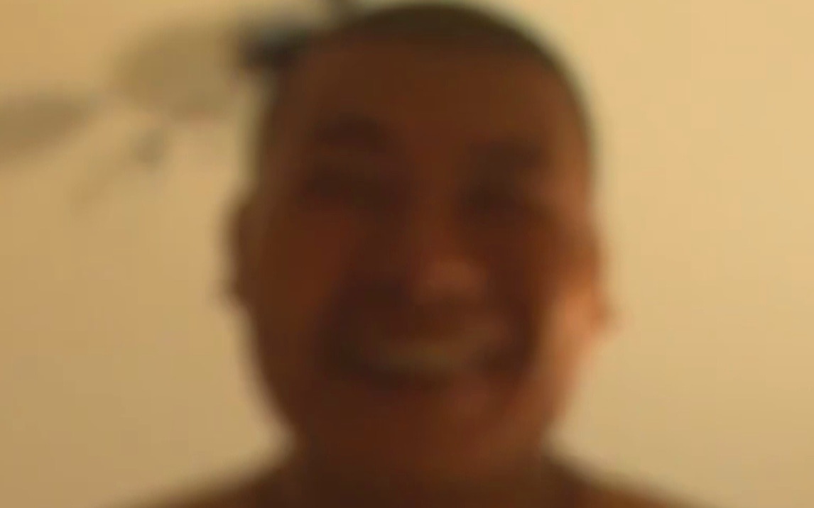 你 笑 得 甜 蜜 蜜