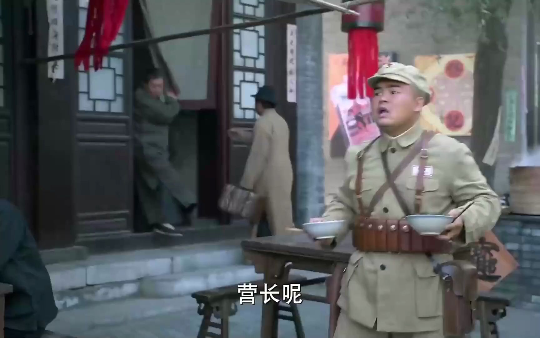 沸腾的群山：李龙岗和警卫员一起吃面，没有蒜可不行，真是太香了