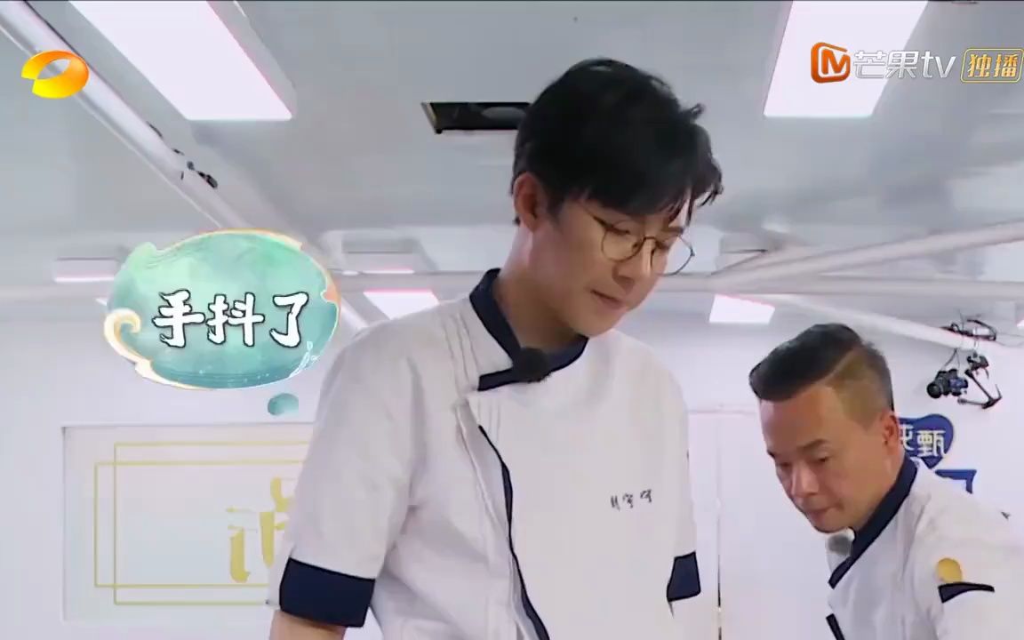 刘宇宁爆炒捞粉丝，色香味俱全，黄晓明全程全神贯注盯着丨中餐厅