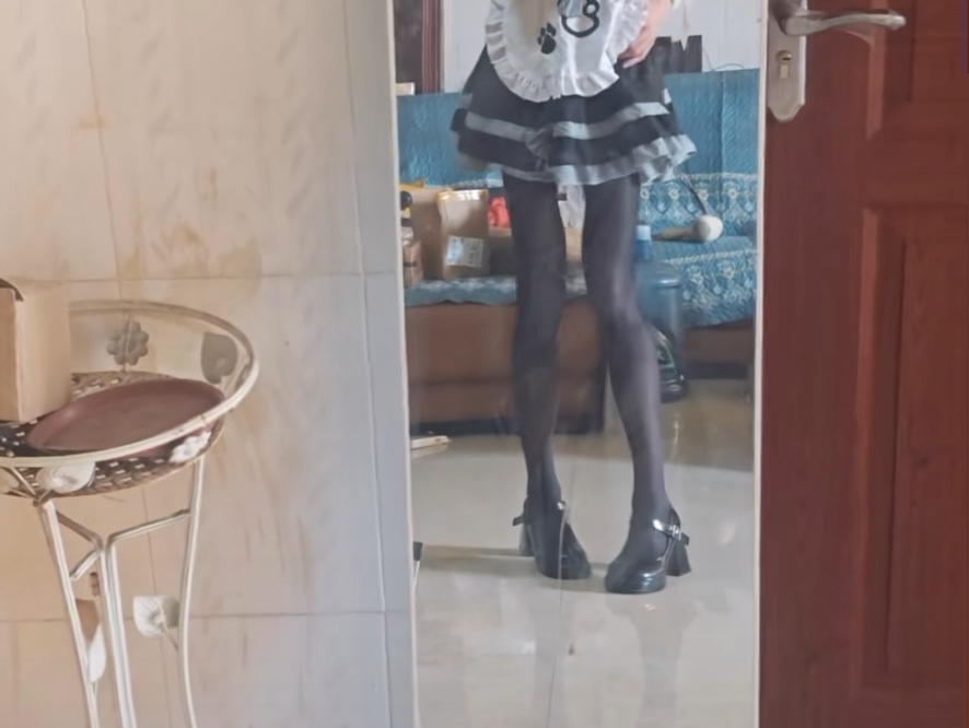 家里人不在，小男娘穿小猫女仆在客厅肆无忌惮