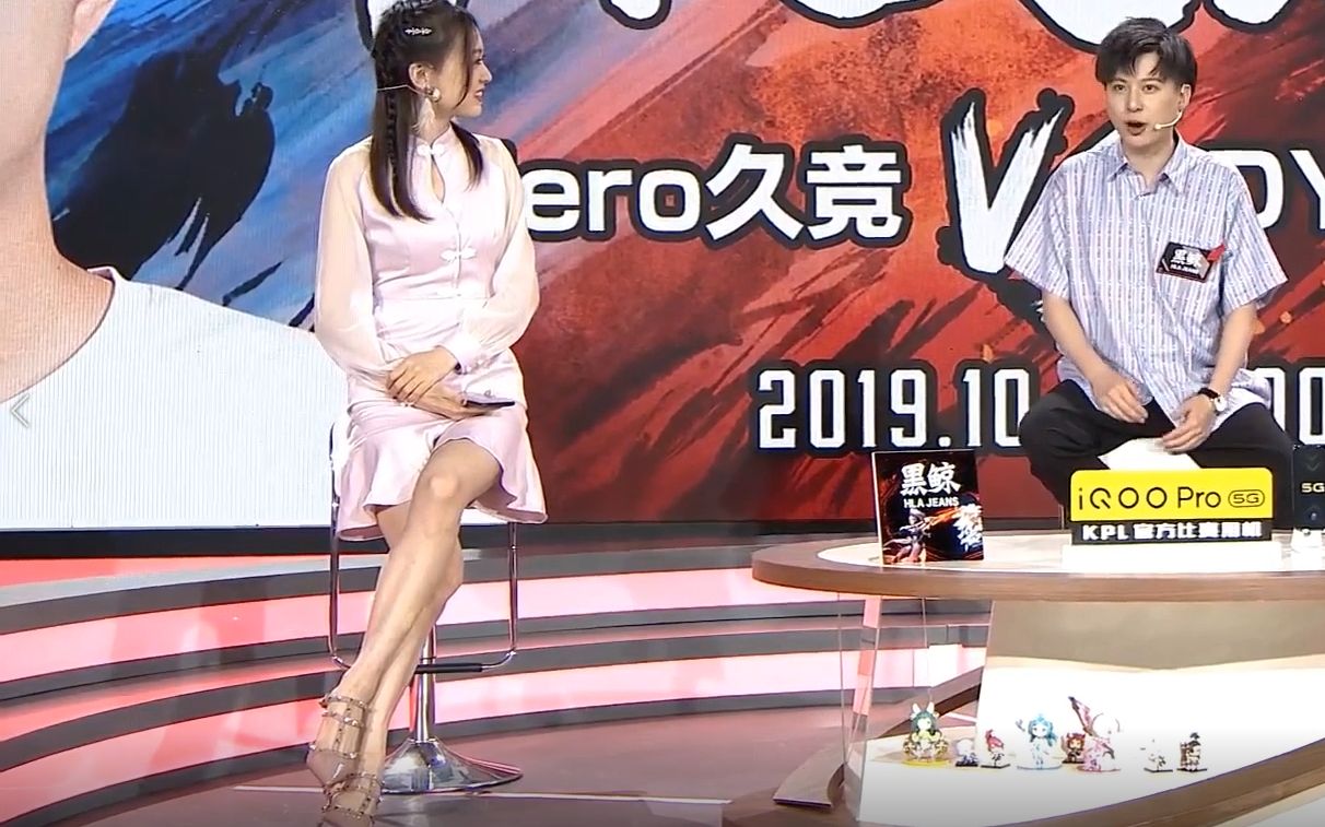 09美女解说灵儿身穿粉色裙子细腿斩男高跟华奴天伦，腿上毫无赘肉