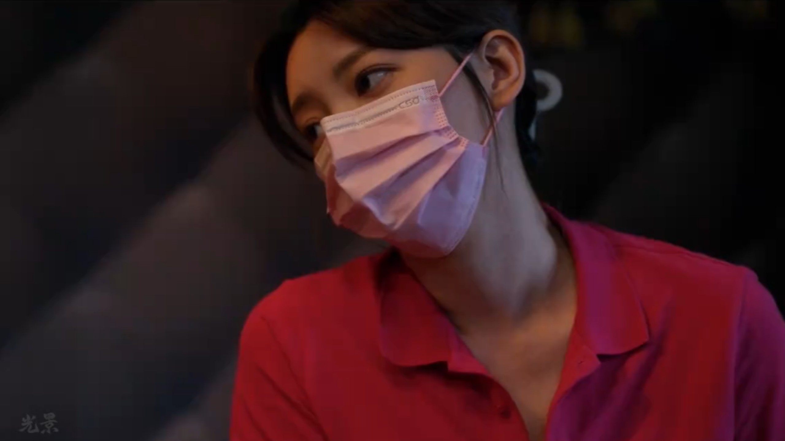 “男人正做着按摩，下身不着急的起了反应，女人只当没看到把头撇向一边”