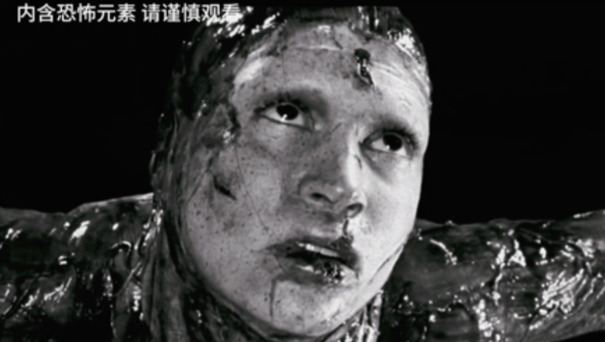 在完全清醒的状态下，一寸一寸剥掉皮肤，到底犯了什么罪要遭受这样的酷刑，深度解读《殉道者》