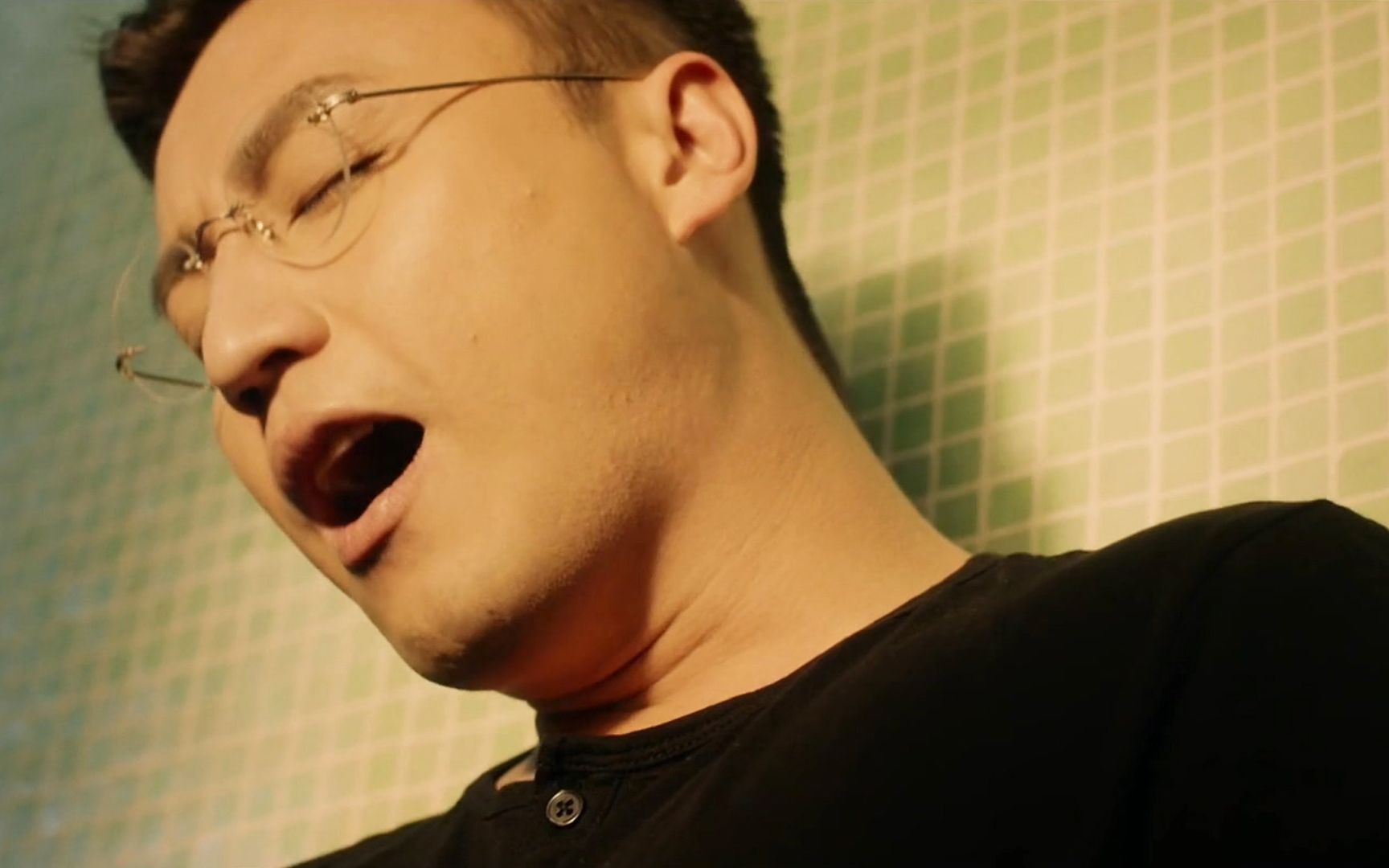 女友住在楼上，老婆住在楼下，男主只能偷偷在楼梯间上下运动