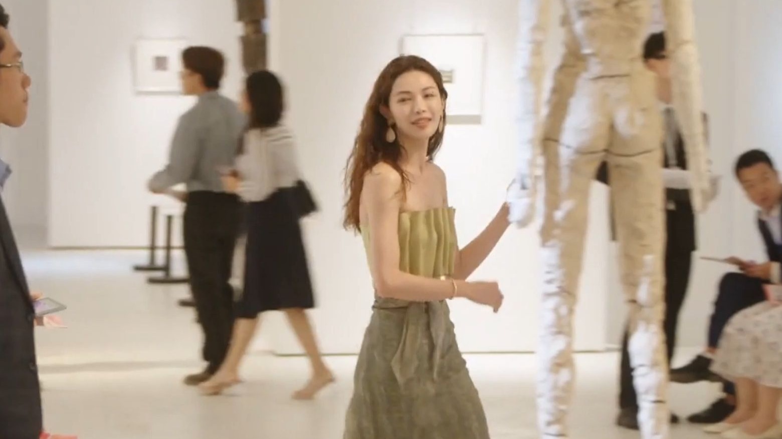 灿烂的风和海 钟楚曦文艺大美女风穿搭