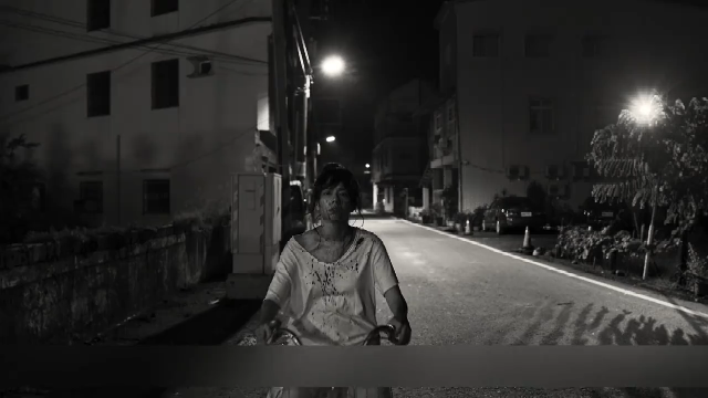 窝囊的母亲，女儿顶替了父亲和一家之主的位置，结果发现烂泥扶不上墙…缺爱的女儿，要不堕入地狱，要不奋力崛起！一定要脱离这样的原生家庭，脱离吸血鬼母亲