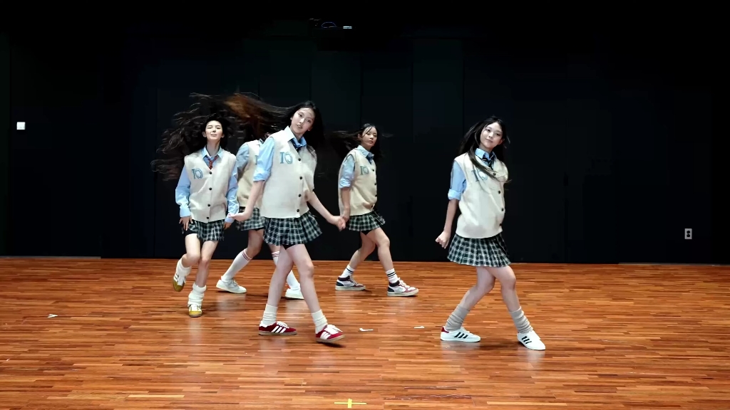 【投屏扒舞】NewJeans - Attention 镜面练习室 个人直拍 替音轨 画放大 原慢
