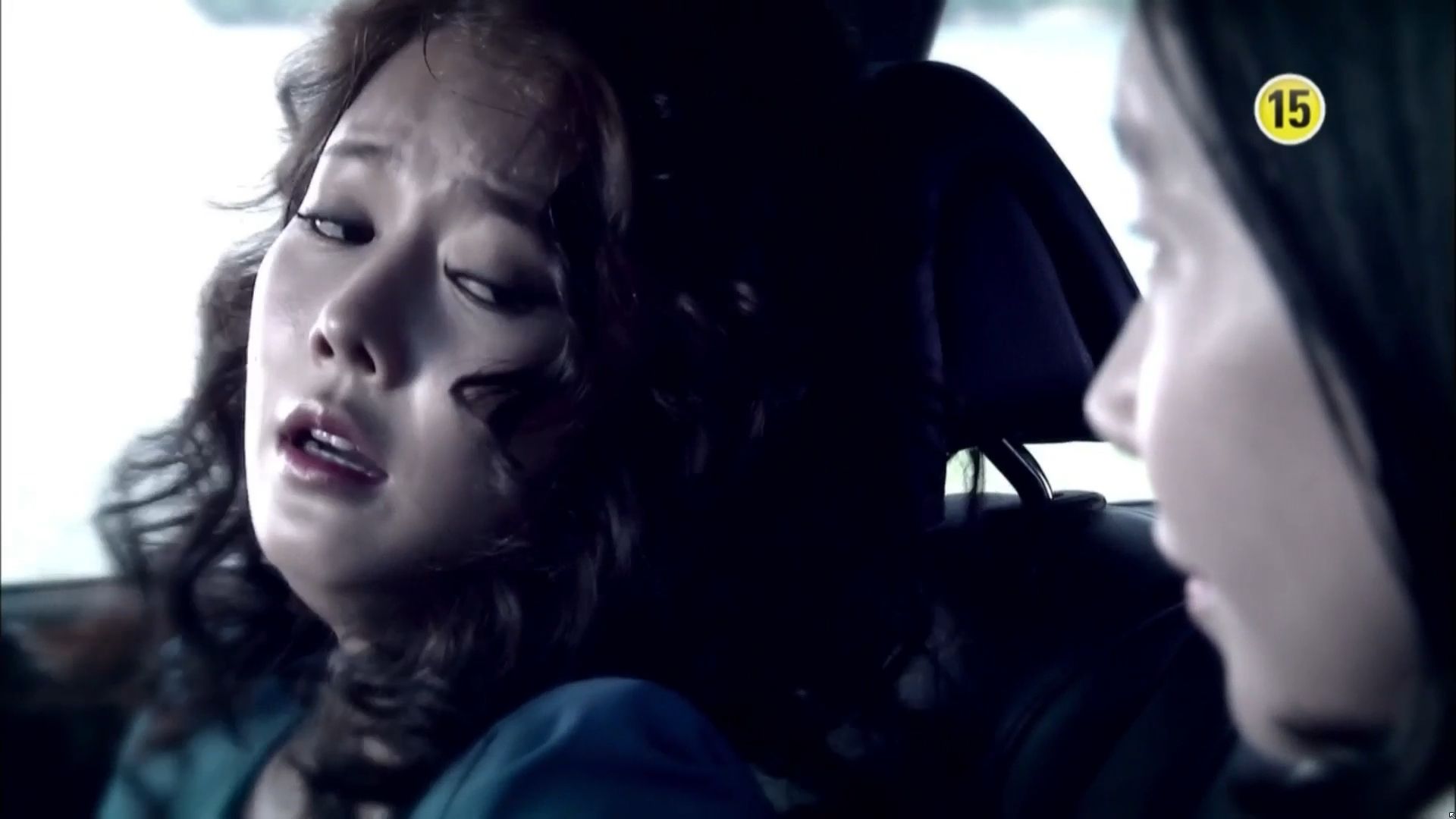 两位美女在车里被毒死，本想置对方于死地，谁料毒药最后反噬了自己