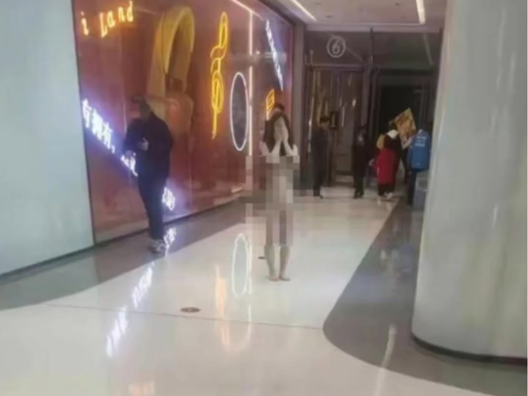 湖北商场一女子裸奔！网友们吵翻了！